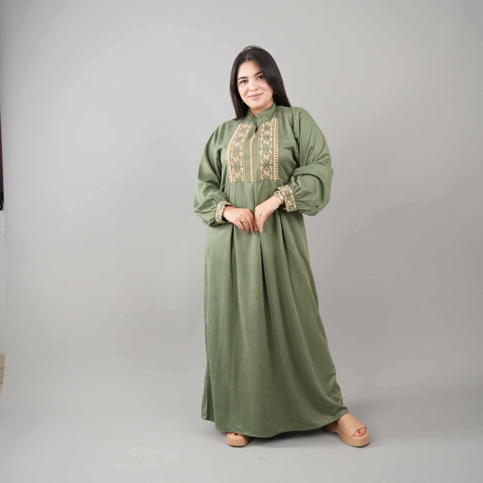 قفاطين راقية بألوان هادئة ولمسة تطريز ذهبية فاخرة - M15V01
