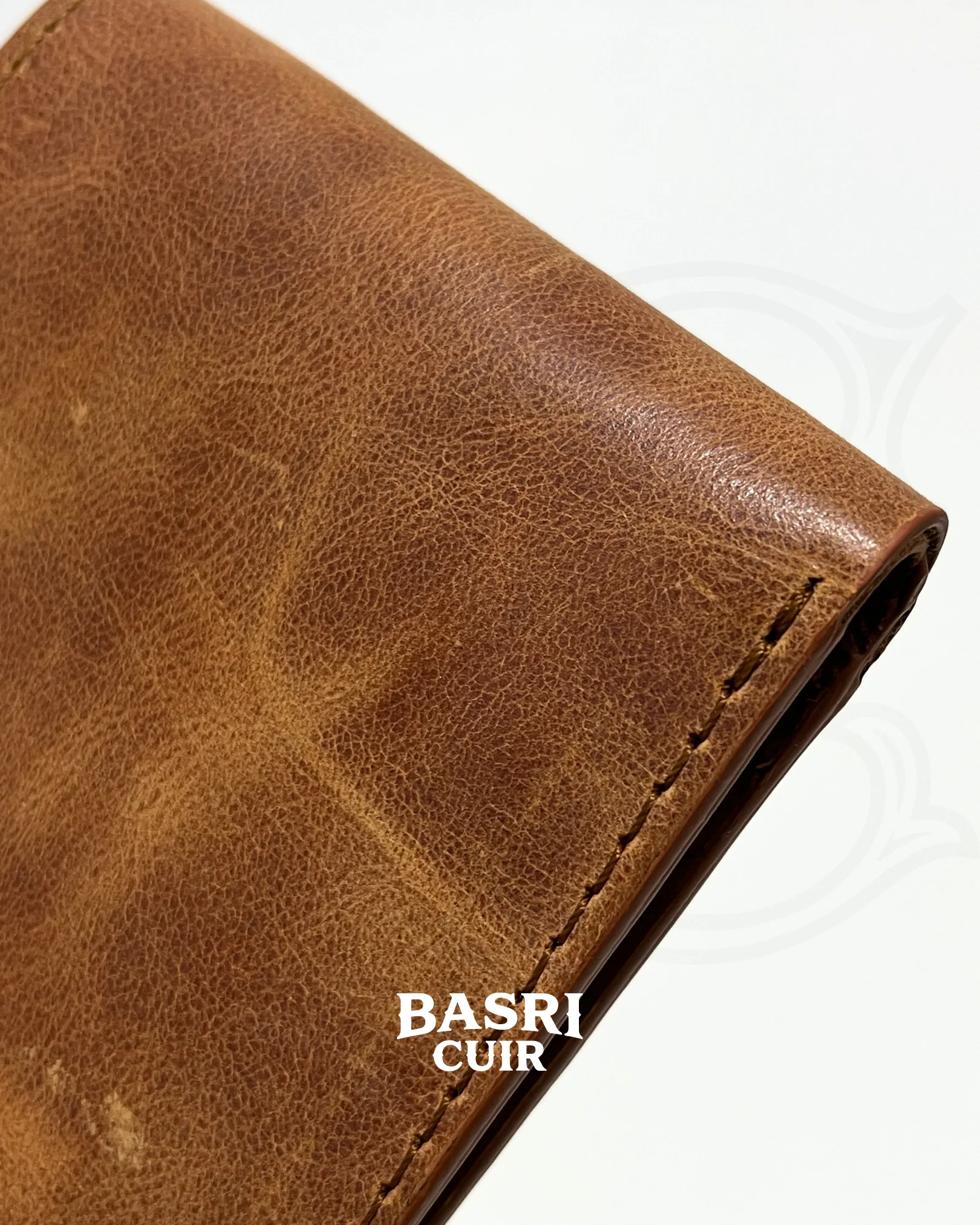 محفظة – لون العسل الدافئ