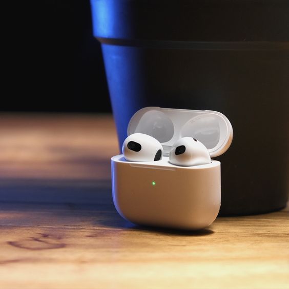 Apple AirPods (3ᵉ Génération) – Écouteurs Sans Fil avec Audio Spatial (Version USA)