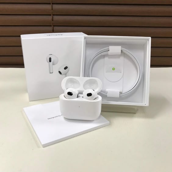 Apple AirPods (3ᵉ Génération) – Écouteurs Sans Fil avec Audio Spatial (Version USA)
