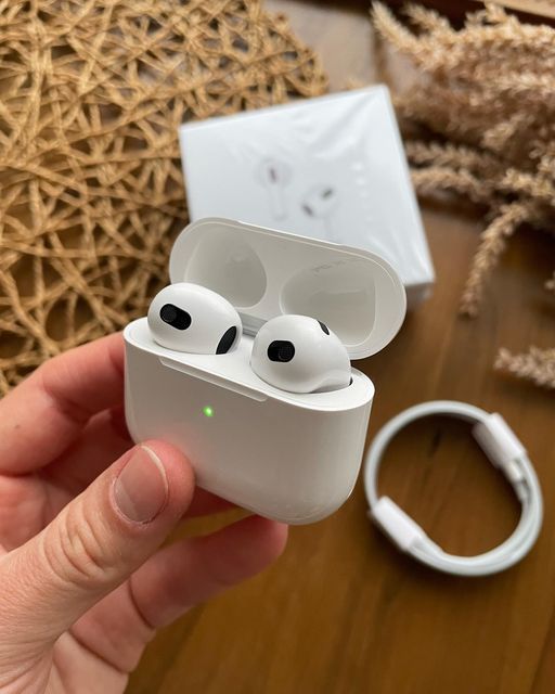 Apple AirPods (3ᵉ Génération) – Écouteurs Sans Fil avec Audio Spatial (Version USA)