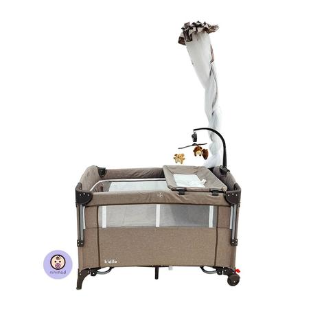 سرير وساحة لعب مع ناموسيه