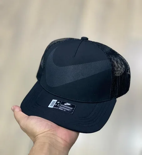 All Black" لي غيكمل ليك الستيل.. كاسكيط Nike اللي ما كتموتش! 🖤🧢