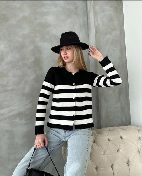 كنزة صوفية كارديجان نسائية مفتوحة بأزرار عصرية وطويلة الأكمام لإطلالة دافئة وأنيقة