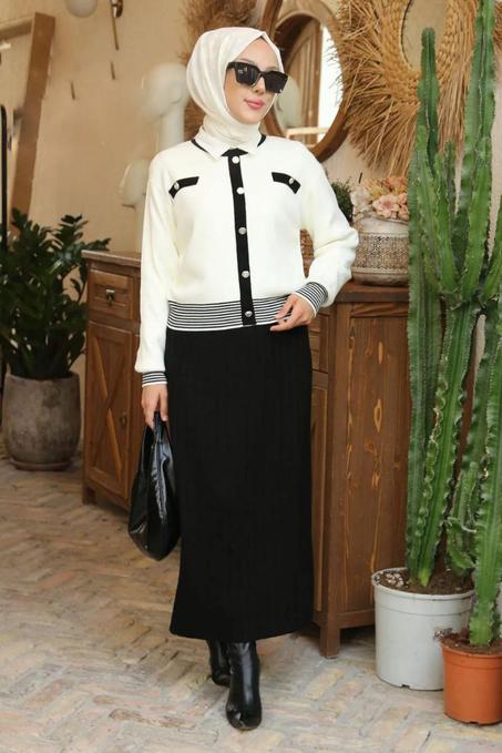 طقم نسائي أنيق مؤلف من بلوزة  وتنورة  لإطلالة عصرية