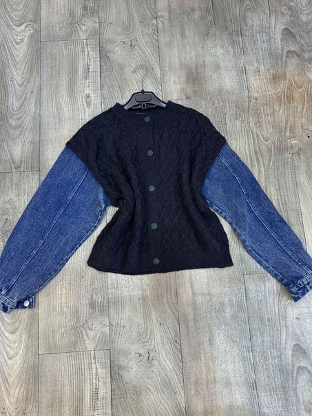 كنزة صوفية أنيقة بأكمام جينز عصرية للسيدات