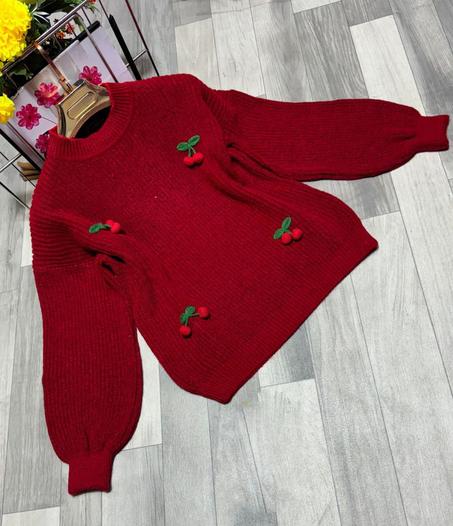 كنزة صوفية نسائية مزخرفة بطرز كرز ثلاثي الأبعاد لإطلالة مفعمة بالفخامة والتميز