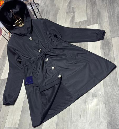 معطف نسائي عصري مقاوم للماء مع غطاء رأس وأزرار