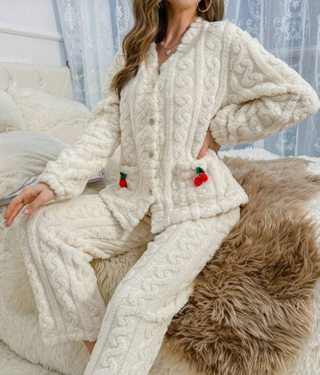 بيجاما دافئة مثالية لأمسيات الشتاء الباردة