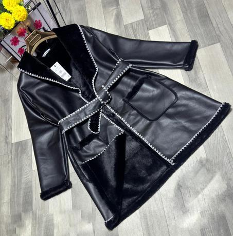 معطف نسائي أنيق من الجلد مع تفاصيل فرو مميزة