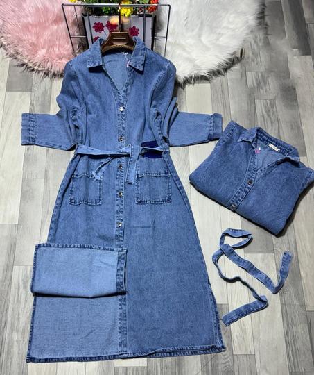 فستان جينز عصري بأزرار وحزام لإطلالة أنيقة