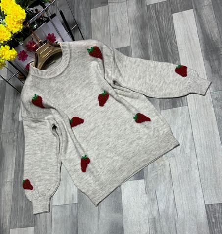 بلوزة نسائية واسعة بأناقة مزينة بطبعة قلب لإطلالة مميزة ومفعمة بالأنوثة