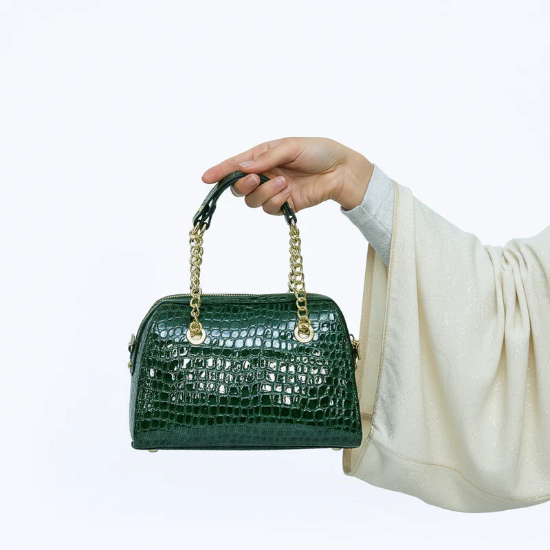 حقيبة يد نسائية أنيقة باللون الأخضر بسلسلة ذهبية