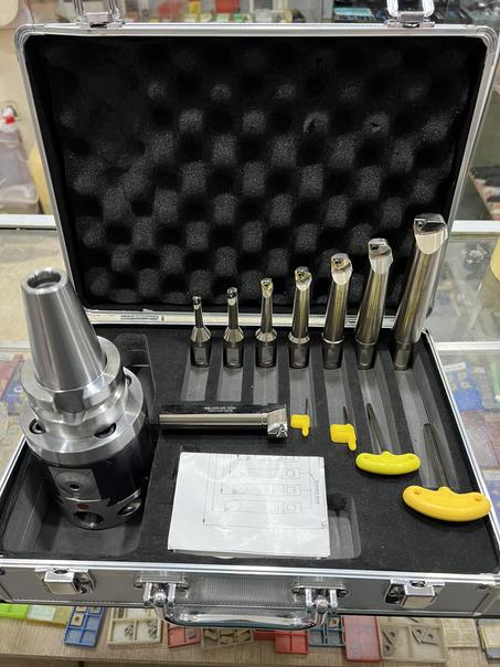 Tête Aléser BT40 AVEC 8 OUTILS A PASTILLE