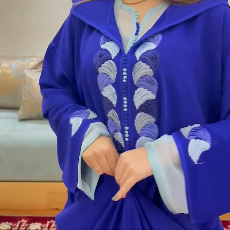 جلابة أنيقة بتطريز شرقي ساحر BLEU