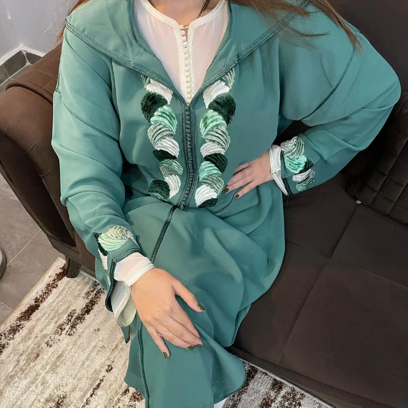 جلابة أنيقة بتطريز شرقي ساحر VERT