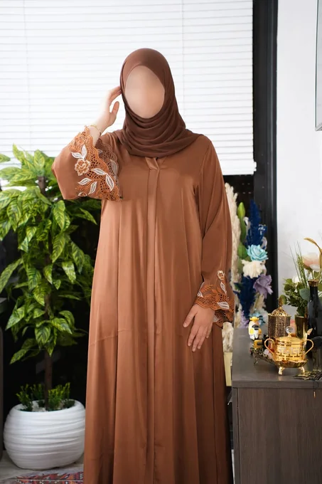 عباية نسائية بأكمام مطرزة