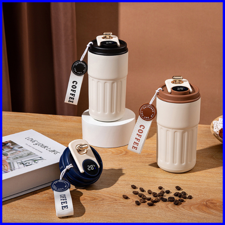 كوب قهوة مع شاشة عرض درجة الحرارة الذكية