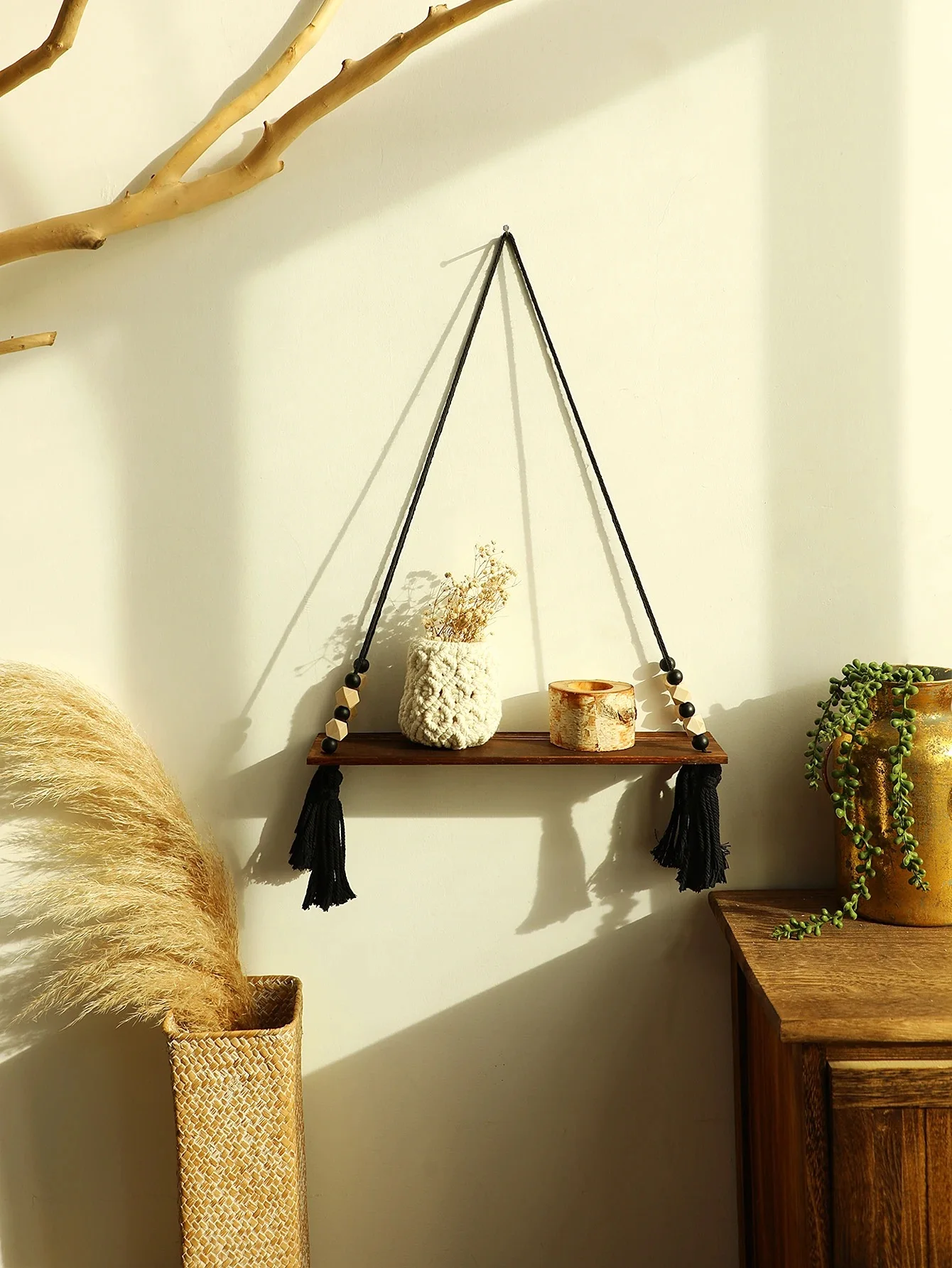 رفوف خشبية معلقة - لمسة مميزة لديكورك