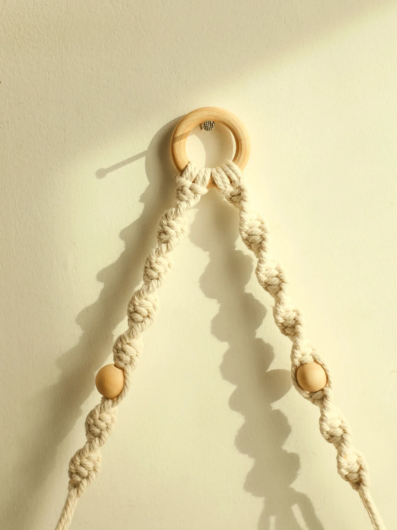 رفوف خشبية معلقة - لمسة مميزة لديكورك