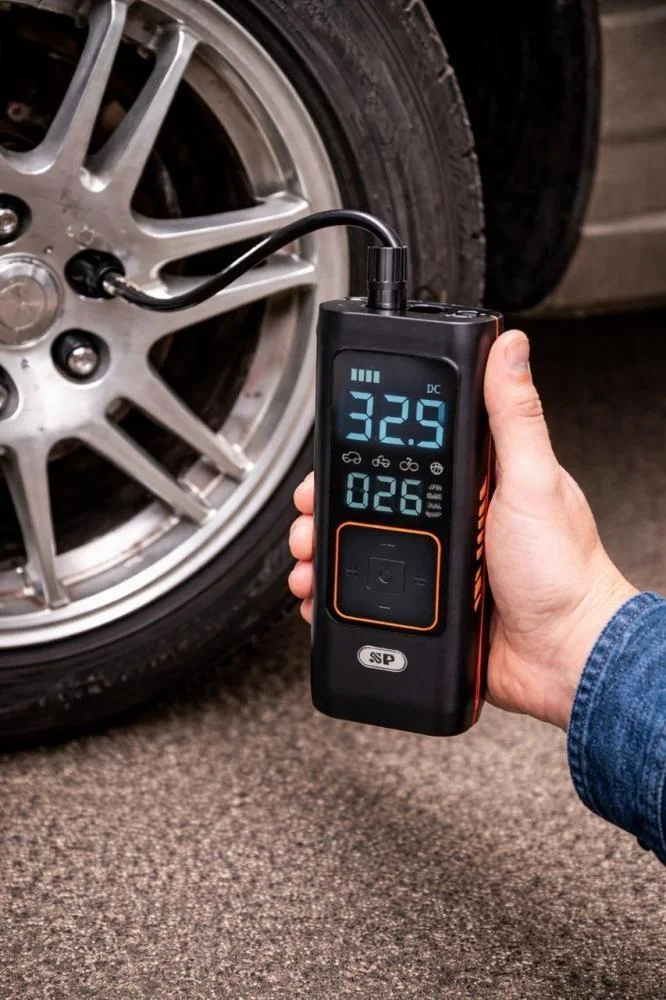 مشغل سيارة 5 في 1 مزود بمضخة هواء 150 PSI، وبطارية خارجية، ومصباح يدوي LED، وشاشة LCD رقمية