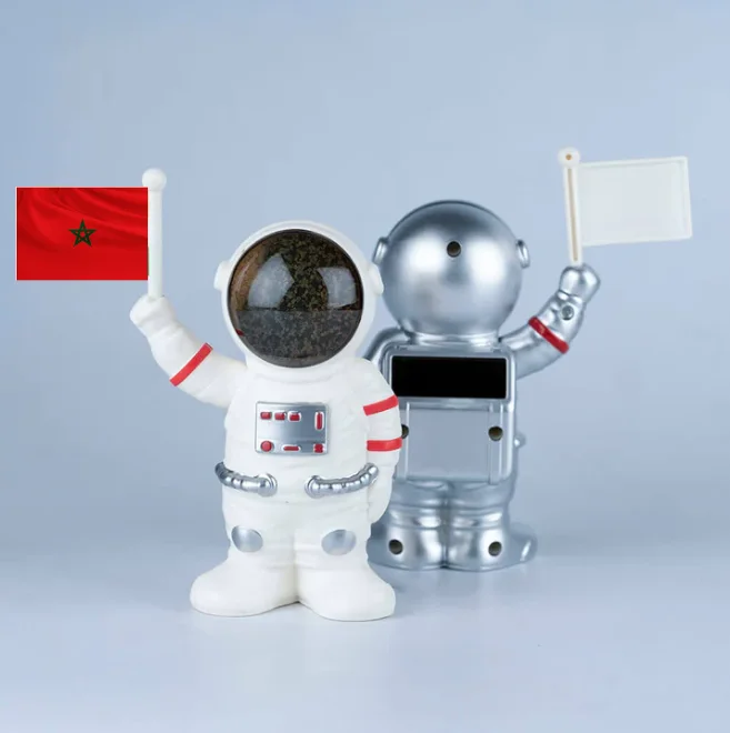 روبوت يعمل بالطاقة الشمسية مع علم يدوي  لديكورات لوحة قيادة السيارة