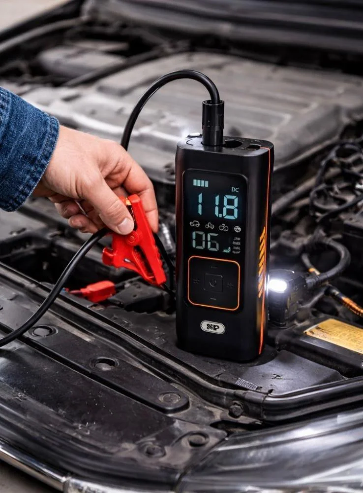 مشغل سيارة 5 في 1 مزود بمضخة هواء 150 PSI، وبطارية خارجية، ومصباح يدوي LED، وشاشة LCD رقمية