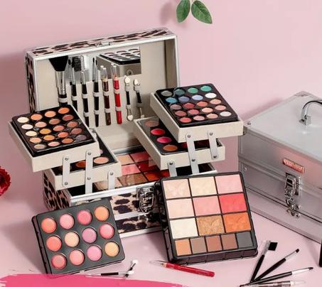 مجموعة مستحضرات تجميل متعددة الوظائف