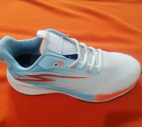 أحذية رياضية