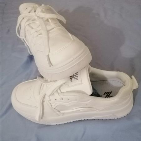 حذاء عصري ابيض وانيق