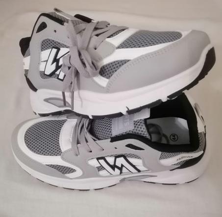 حذاء شبابي ممزوج بالابيض و الرمادي