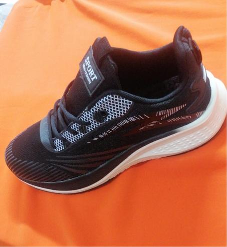 حذاء رياضي اسود