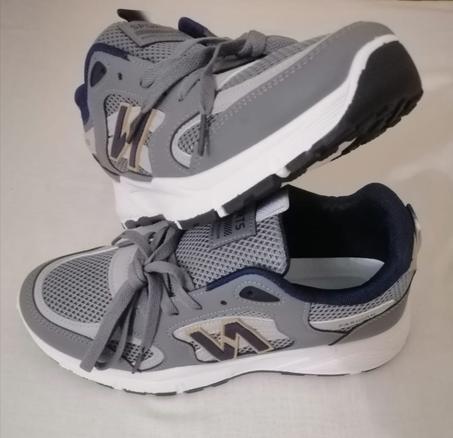 حذاء شبابي رمادي