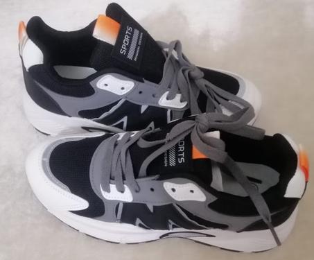 حذاء شبابي ممزوج بالأبيض والأسود و الرمادي