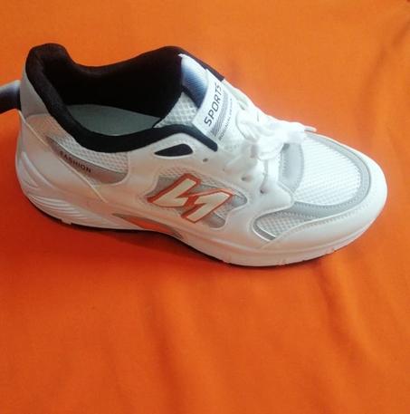 حذاء شبابي ابيض