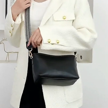 أناقتكِ المتميزة تبدأ من هنا: حقيبة الكتف الجلدية بتصميمها العصري الفريد