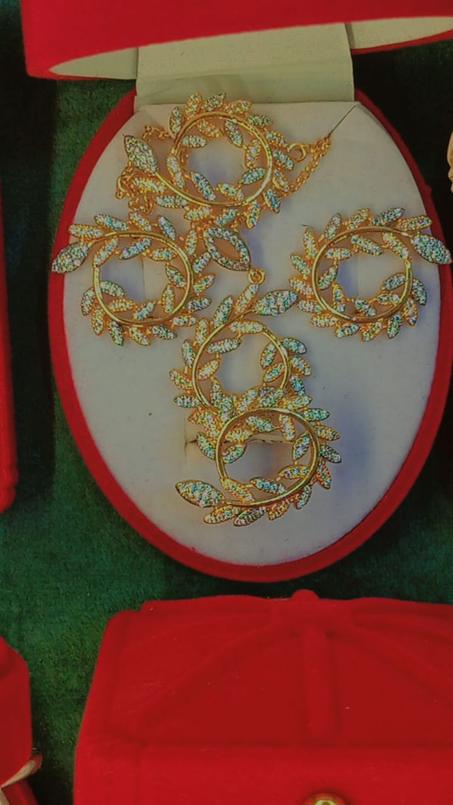 قلادة وأقراط