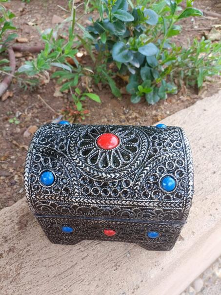 صندوق مجوهرات أمازيغي مغربي مصنوع يدويًا من الخشب والنيكل والفضة، صناعة مغربية