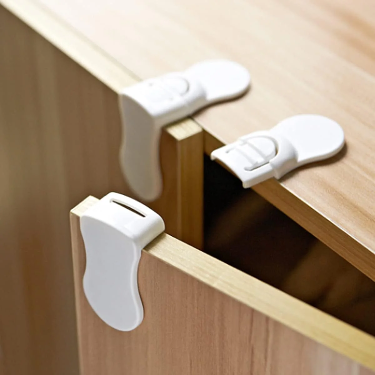 قفل الخزانة هو اداة تستخدم لتأمين وإغلاق الخزانة والأدراج بشكل آمن