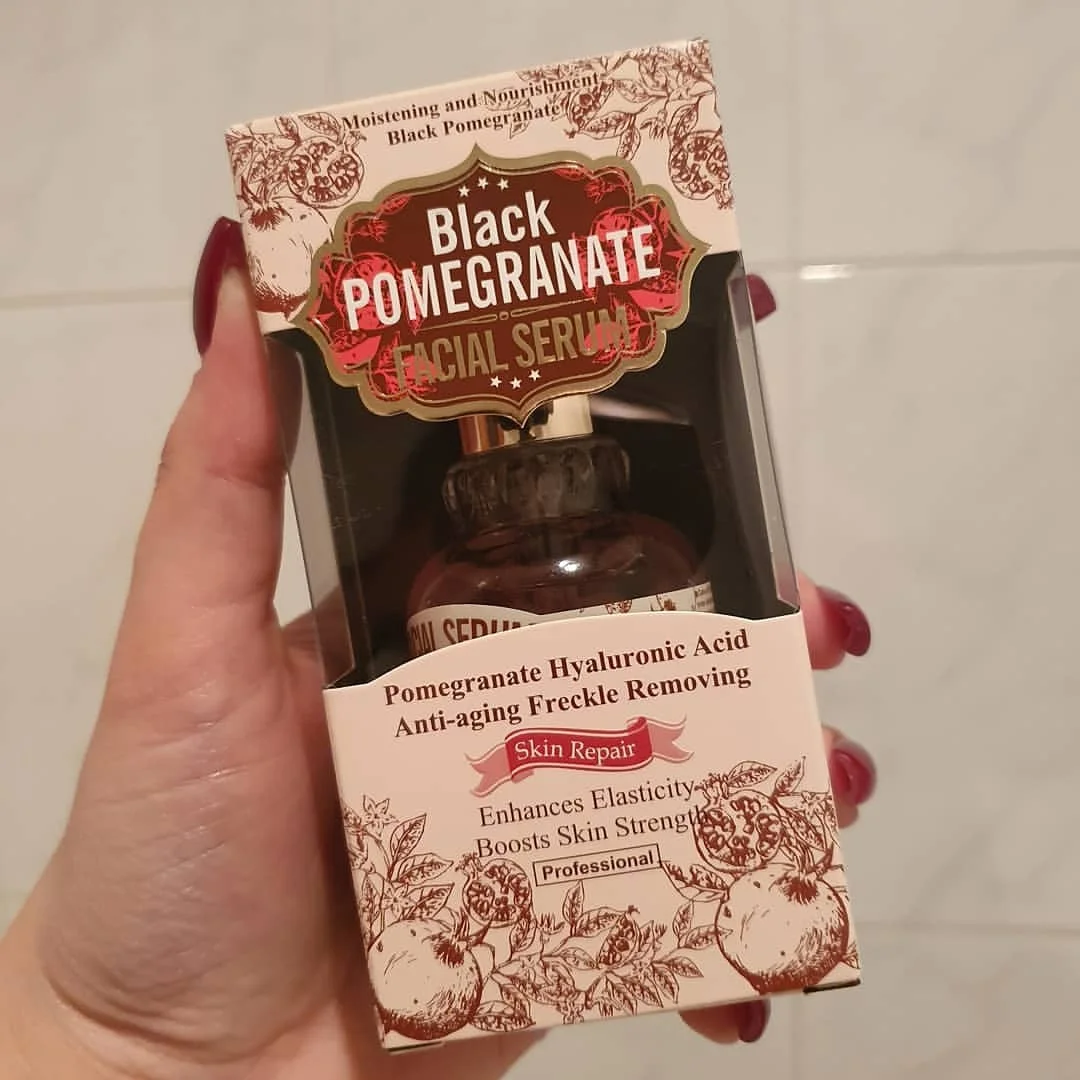 سيروم غني بمستخلص الرمان الأسود وحمض الهيالورونيك