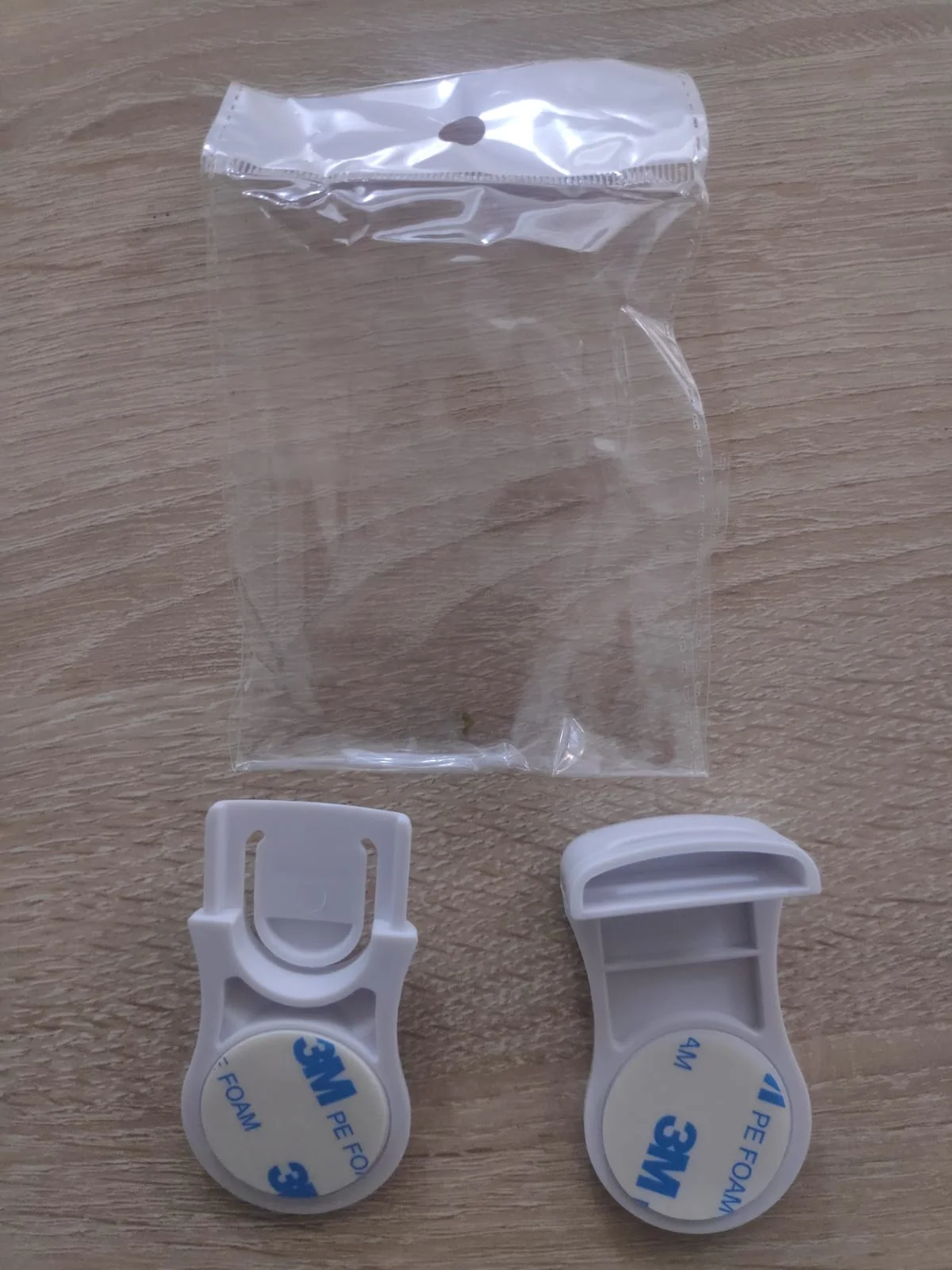 قفل الخزانة هو اداة تستخدم لتأمين وإغلاق الخزانة والأدراج بشكل آمن