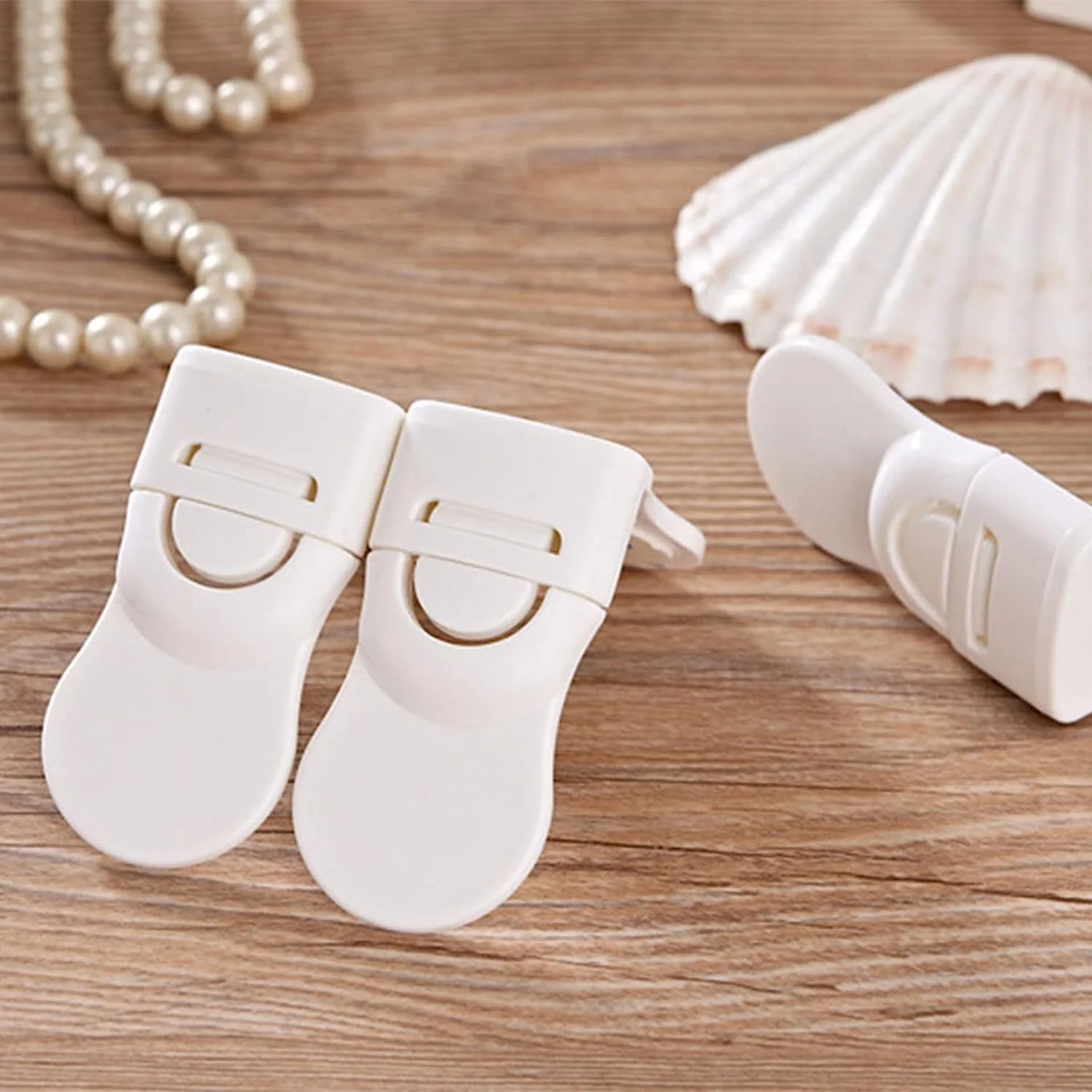 قفل الخزانة هو اداة تستخدم لتأمين وإغلاق الخزانة والأدراج بشكل آمن