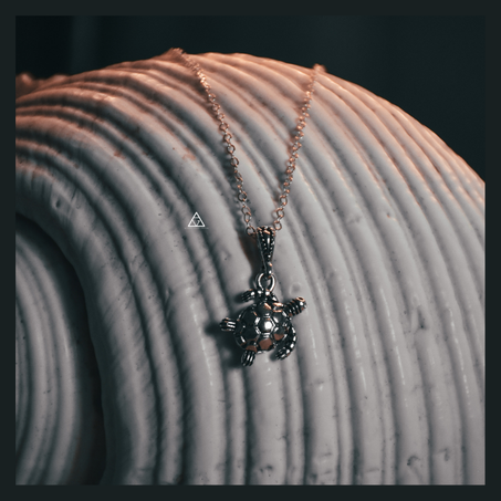 TURTLE PENDANT NECKLACE