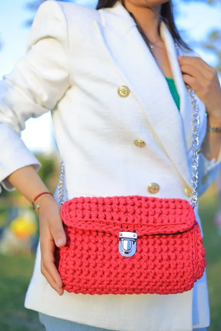 Sac à bandoulière en crochet fait main – Rouge corail avec chaîne argentée