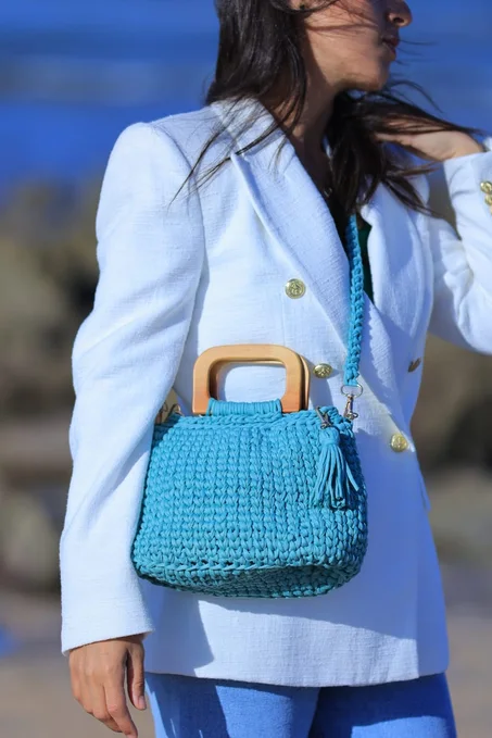 Sac à main en crochet fait main – Bleu turquoise avec poignée en bois naturel