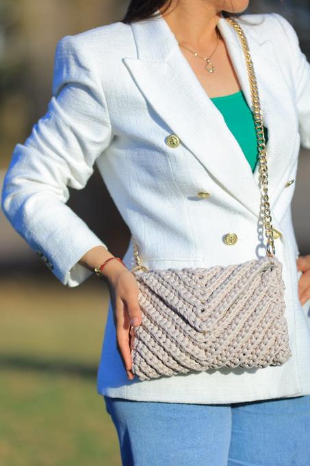 Pochette en crochet fait main – Écru avec chaîne dorée élégante