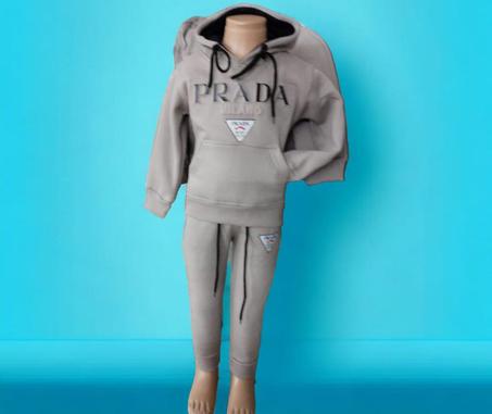 لباس اطفال ذات طبعة Prada