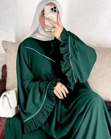 عباية مصممة بألوان جديدة وأنيقة،