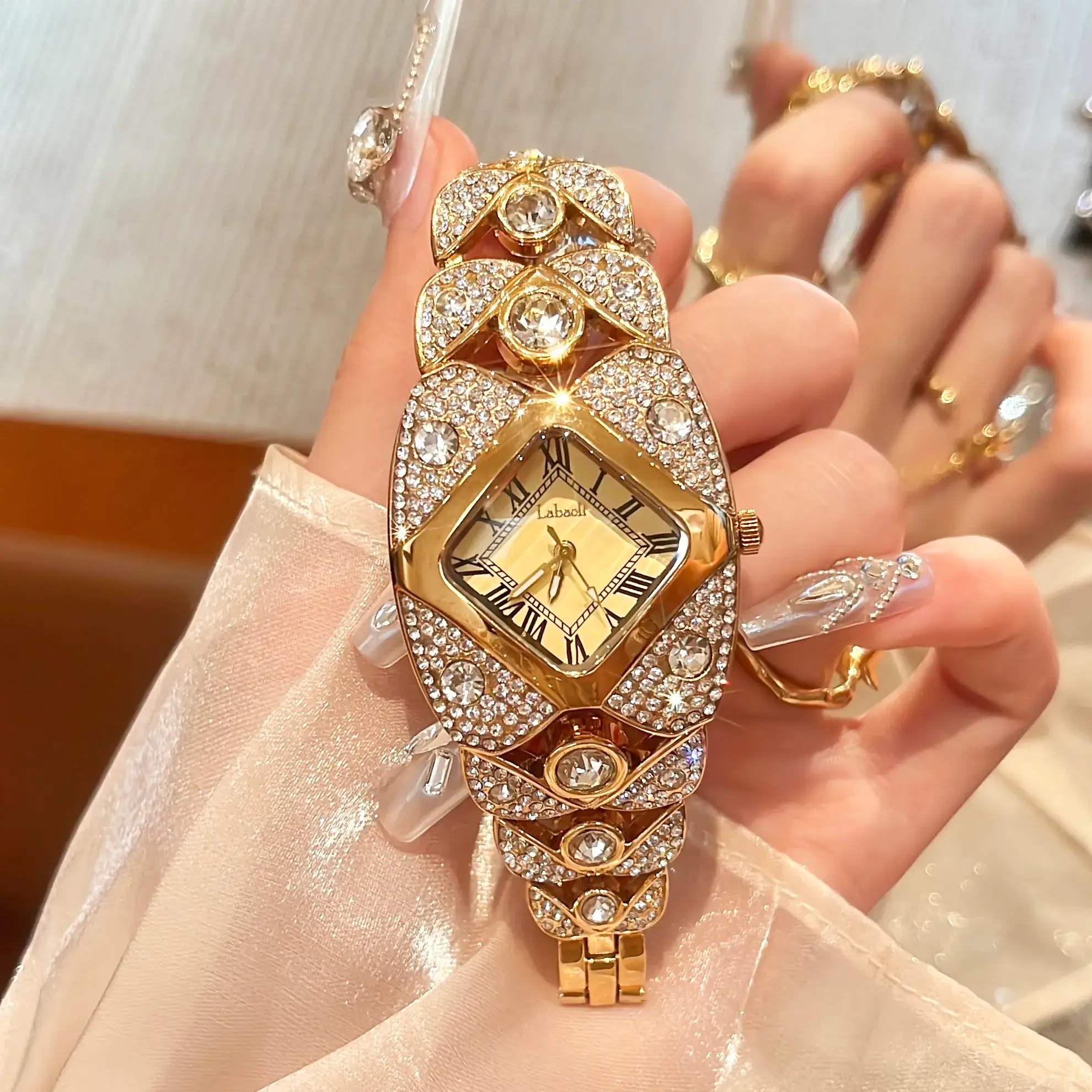 ساعة يد النسائية الفخمة