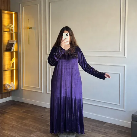 مخوار مخمل ملكي بتطريز أنيق – راحة وأناقة في آن واحد